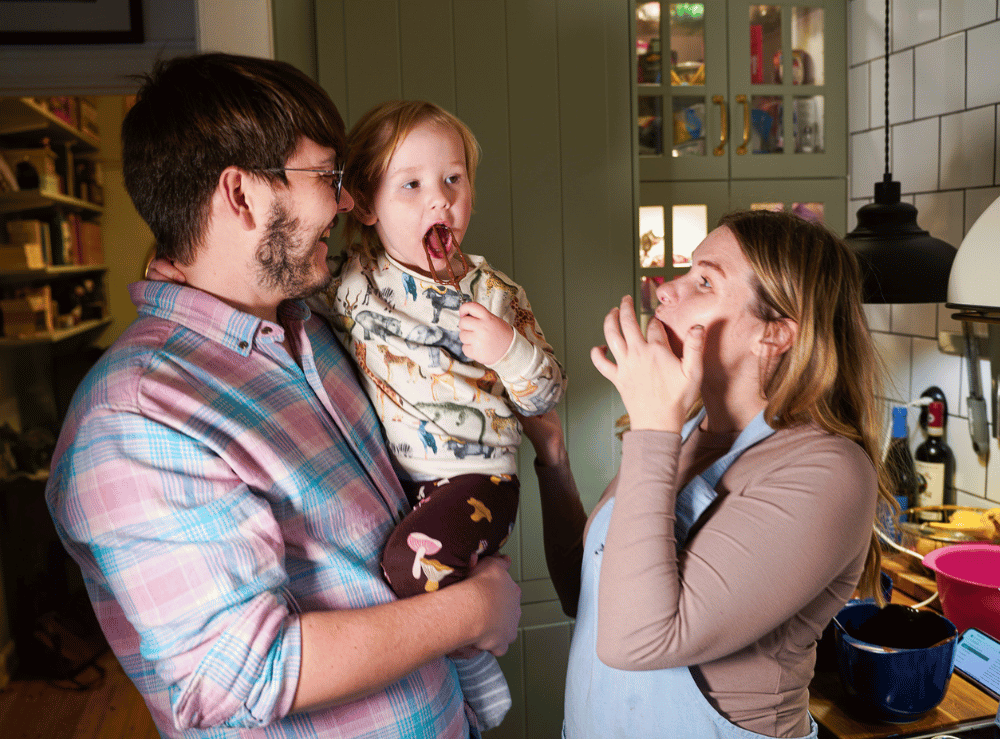Familj lagar mat i köket